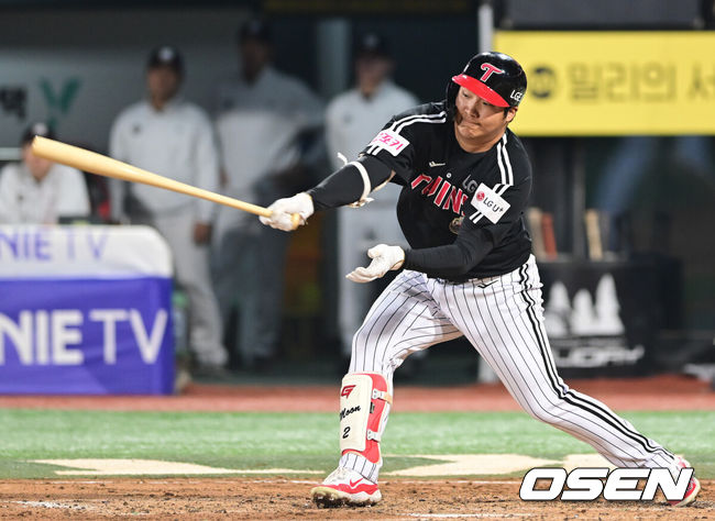 [OSEN=수원, 김성락 기자] 8일 수원KT위즈파크에서 2024 신한 SOL뱅크 KBO 포스트시즌 준플레이오프 3차전 KT 위즈와 LG 트윈스의 경기가 열렸다. 이날 KT는 벤자민을, LG는 최원태를 선발 투수로 내세웠다.3회초 2사 2, 3루 LG 문보경이 헛스윙 삼진아웃되고 있다.  2024.10.08/ ksl0919@osen.co.kr