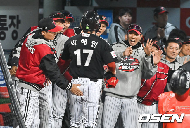  [OSEN=수원, 박준형 기자] 8일 수원KT위즈파크에서 2024 신한 SOL뱅크 KBO 포스트시즌 준플레이오프 3차전 KT 위즈와 LG 트윈스의 경기가 진행됐다.이날 KT는 벤자민을, LG는 최원태를 선발 투수로 내세웠다.3회초 1사 2루 LG 홍창기가 재역전 1타점 적시 2루타때 홈을 밟은 2루 주자 박해민이 염경엽 감독의 축하를 받고 있다.  2024.10.08/