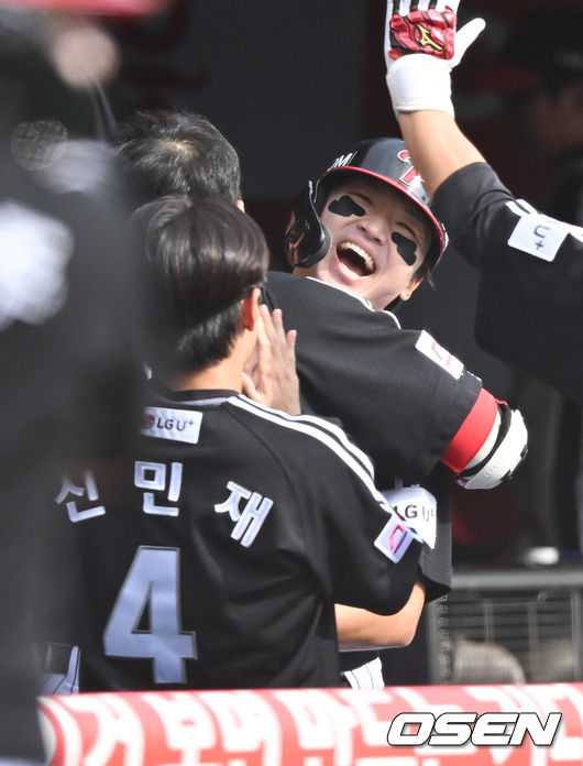 [OSEN=수원, 박준형 기자] 9일 수원KT위즈파크에서 2024 신한 SOL뱅크 KBO 포스트시즌 준플레이오프 4차전 KT 위즈와 LG 트윈스의 경기가 진행된다.이날 KT는 쿠에바스를, LG는 엔스를 선발투수로 내세웠다.2회초 2사 LG 박해민이 김현수 이어 백투백 홈런을 날린뒤 김현수와 포옹을 하고 있다.  2024.10.09 / soul1014@osen.co.kr