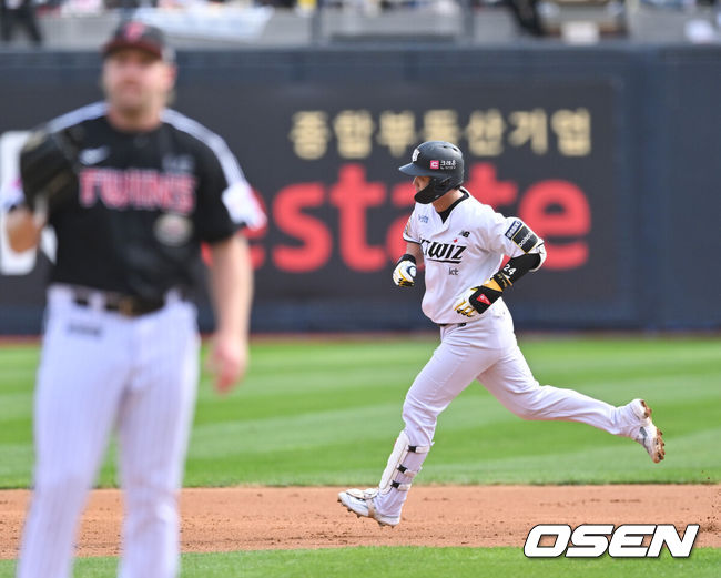 [OSEN=수원, 박준형 기자] 9일 수원KT위즈파크에서 2024 신한 SOL뱅크 KBO 포스트시즌 준플레이오프 4차전 KT 위즈와 LG 트윈스의 경기가 진행된다.이날 KT는 쿠에바스를, LG는 엔스를 선발투수로 내세웠다.2회말 KT 선두타자 문상철이 솔로홈런을 날린뒤 베이스를 돌고 있다 2024.10.09 / 