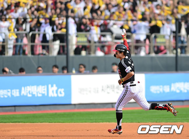 [OSEN=수원, 김성락 기자] 9일 수원KT위즈파크에서 2024 신한 SOL뱅크 KBO 포스트시즌 준플레이오프 4차전 KT 위즈와 LG 트윈스의 경기가 열렸다. 이날 KT는 엔스를, LG는 쿠에바스를 선발 투수로 내세웠다.2회초 2사 LG 박해민이 솔로 홈런을 날린 뒤 그라운드를 돌고 있다. ksl0919@osen.co.kr  