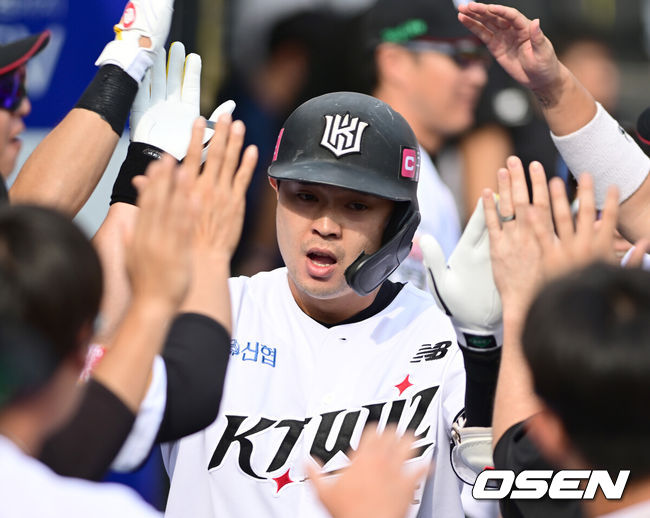 [OSEN=수원, 김성락 기자] 9일 수원KT위즈파크에서 2024 신한 SOL뱅크 KBO 포스트시즌 준플레이오프 4차전 KT 위즈와 LG 트윈스의 경기가 열렸다. 이날 KT는 엔스를, LG는 쿠에바스를 선발 투수로 내세웠다.2회말 KT 선두타자 문상철이 추격의 솔로 홈런을 날린 뒤 더그아웃에서 동료 선수들과 기쁨을 나누고 있다. ksl0919@osen.co.kr  