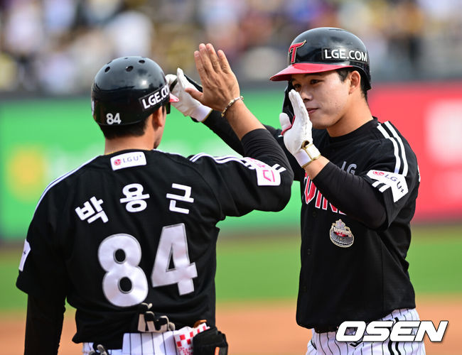 [OSEN=수원, 김성락 기자] 9일 수원KT위즈파크에서 2024 신한 SOL뱅크 KBO 포스트시즌 준플레이오프 4차전 KT 위즈와 LG 트윈스의 경기가 열렸다. 이날 KT는 엔스를, LG는 쿠에바스를 선발 투수로 내세웠다.4회초 2사 3루 LG 문성주가 1타점 적시타를 날린 뒤 박용근 코치와 하이파이브를 하고 있다. ksl0919@osen.co.kr  