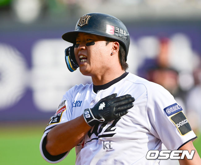 [OSEN=수원, 김성락 기자] 9일 수원KT위즈파크에서 2024 신한 SOL뱅크 KBO 포스트시즌 준플레이오프 4차전 KT 위즈와 LG 트윈스의 경기가 열렸다. 이날 KT는 엔스를, LG는 쿠에바스를 선발 투수로 내세웠다.5회말 KT 선두타자 강백호가 격차 벌리는 솔로 홈런을 날린 뒤 기뻐하고 있다. ksl0919@osen.co.kr