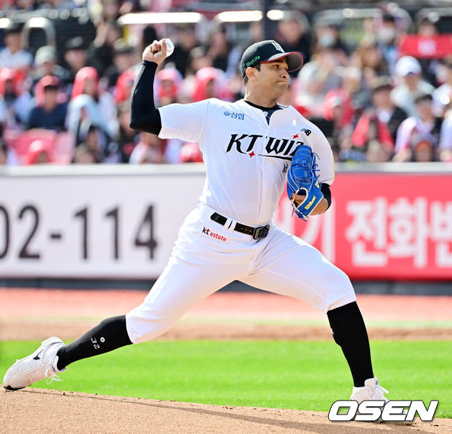 [OSEN=수원, 민경훈 기자] 9일 수원KT위즈파크에서 2024 신한 SOL뱅크 KBO 포스트시즌 준플레이오프 4차전 KT 위즈와 LG 트윈스의 경기가 진행됐다.이날 KT는 쿠에바스를, LG는 엔스를 선발 투수로 내세웠다.KT 선발 쿠에바스가 마운드 위에서 힘차게 공을 뿌리고 있다. 2024.10.09 /  rumi@osen.co.kr