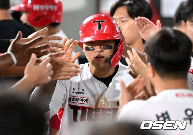 김도영이 홈런을 때리고 축하를 받고 있다./OSEN DB