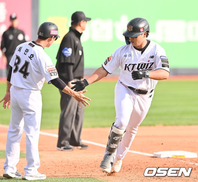 [OSEN=수원, 박준형 기자] 9일 수원KT위즈파크에서 2024 신한 SOL뱅크 KBO 포스트시즌 준플레이오프 4차전 KT 위즈와 LG 트윈스의 경기가 진행된다.이날 KT는 쿠에바스를, LG는 엔스를 선발투수로 내세웠다.5회말 KT 선두타자 강백호가 솔로홈런을 날린뒤 최만호 3루 코치와 하이파이브를 하고 있다. 2024.10.09 / soul1014@osen.co.kr