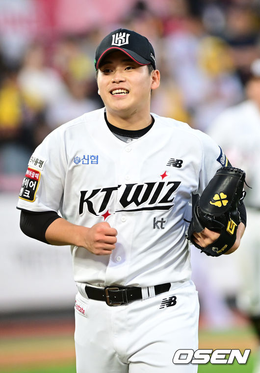 [OSEN=수원, 김성락 기자] 9일 수원KT위즈파크에서 2024 신한 SOL뱅크 KBO 포스트시즌 준플레이오프 4차전 KT 위즈와 LG 트윈스의 경기가 열렸다. 이날 KT는 엔스를, LG는 쿠에바스를 선발 투수로 내세웠다.연장 11회초 종료 후 KT 박영현이 더그아웃으로 이동하고 있다.  2024.10.09 / ksl0919@osen.co.kr