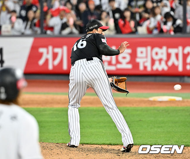 [OSEN=수원, 민경훈 기자] 9일 수원KT위즈파크에서 2024 신한 SOL뱅크 KBO 포스트시즌 준플레이오프 4차전 KT 위즈와 LG 트윈스의 경기가 진행됐다. 이 경기에서 연장 승부 끝에 KT는 LG에 6-5로 끝내기 승리를 거두며 승부를 준PO 5차전으로 끌고 갔다.연장 11회말 2사 만루 KT 심우준의 끝내기 안타때 LG 장우영이 심우준의 타구를 잡지 못하고 있다.  2024.10.09 /  rumi@osen.co.kr