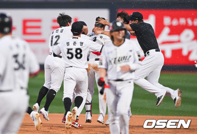 [OSEN=수원, 박준형 기자] 9일 수원KT위즈파크에서 2024 신한 SOL뱅크 KBO 포스트시즌 준플레이오프 4차전 KT 위즈와 LG 트윈스의 경기가 진행된다.이날 KT는 쿠에바스를, LG는 엔스를 선발투수로 내세웠다.연장 11회말 2사 만루 KT 심우준이 끝내기 안타를 날린뒤 기뻐하고 있다.   2024.10.09 / soul1014@osen.co.kr