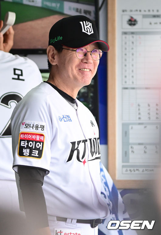 [OSEN=수원, 김성락 기자] 9일 수원KT위즈파크에서 2024 신한 SOL뱅크 KBO 포스트시즌 준플레이오프 4차전 KT 위즈와 LG 트윈스의 경기가 열렸다. 이날 KT는 엔스를, LG는 쿠에바스를 선발 투수로 내세웠다.4회말 케이티 이강철 감독이 미소짓고 있다. ksl0919@osen.co.kr