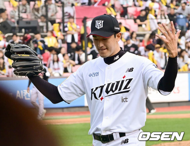 [OSEN=수원, 김성락 기자] 9일 수원KT위즈파크에서 2024 신한 SOL뱅크 KBO 포스트시즌 준플레이오프 4차전 KT 위즈와 LG 트윈스의 경기가 열렸다. 이날 KT는 엔스를, LG는 쿠에바스를 선발 투수로 내세웠다.7회초 종료 후 KT 고영표가 팬들의 호응을 유도하고 있다. ksl0919@osen.co.kr