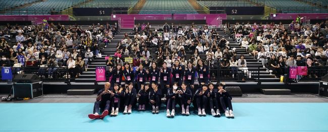흥국생명 배구단 핑크스파이더스가 9일 인천 삼산월드체육관에서 2024-25 시즌을 앞두고 약 600여 명의 팬들과 함께 ‘PINK BEAT’ 출정식을 열며 힘찬 출발을 다짐했다. / 흥국생명