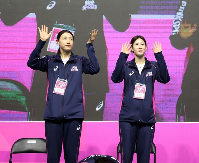 흥국생명 배구단 핑크스파이더스가 9일 인천 삼산월드체육관에서 2024-25 시즌을 앞두고 약 600여 명의 팬들과 함께 ‘PINK BEAT’ 출정식을 열며 힘찬 출발을 다짐했다. / 흥국생명