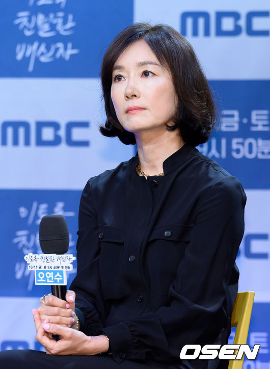 [OSEN=이대선 기자] 10일 오후 서울 26일 상암 MBC에서 MBC 새 금토드라마 '이토록 친밀한 배신자' 제작발표회가 열렸다.'이토록 친밀한 배신자'는 국내 최고의 프로파일러가 수사 중인 살인사건에 얽힌 딸의 비밀과 마주하고, 처절하게 무너져가며 심연 속의 진실을 쫓는 '부녀 스릴러' 드라마로 10월 11일 밤 9시 40분에 첫 방송된다.배우 오연수가 취재진의 질문을 듣고 있다. 2024.10.10 /sunday@osen.co.kr