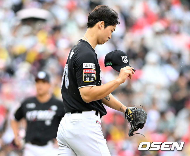 [OSEN=잠실, 이대선 기자] 6일 서울 잠실야구장에서 2024 신한 SOL뱅크 KBO 포스트시즌 준플레이오프 2차전 LG 트윈스와 KT 위즈의 경기가 열렸다.LG는 임찬규, KT는 엄상백을 선발 투수로 내세웠다.3회말 1사 3루에서 LG 신민재에게 좌전 적시타를 허용한 KT 엄상백이 아쉬워하고 있다. 2024.10.06 /sunday@osen.co.kr