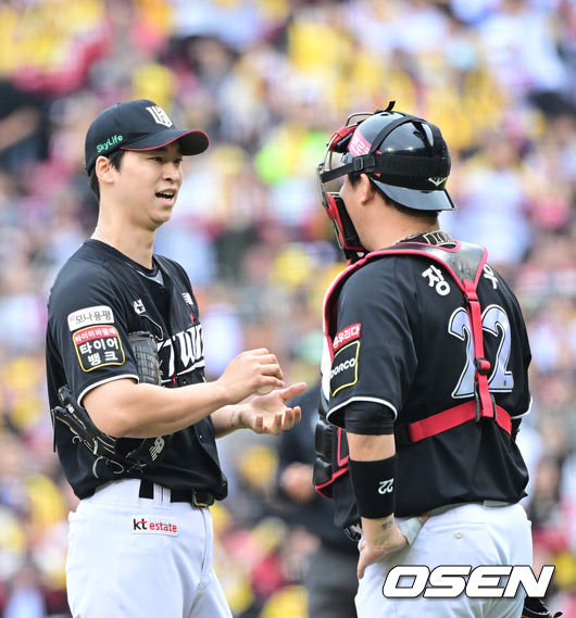 [OSEN=잠실, 최규한 기자] 6일 서울 잠실야구장에서 ‘2024 신한 SOL뱅크 KBO 포스트시즌’ 준플레이오프 2차전 LG 트윈스와 KT 위즈의 경기가 열렸다.LG는 임찬규, KT는 엄상백을 선발 투수로 내세웠다.2회말 무사 1루 상황 KT 선발 엄상백과 포수 장성우가 마운드에서 대화를 나누고 있다. 2024.10.06 / dreamer@osen.co.kr