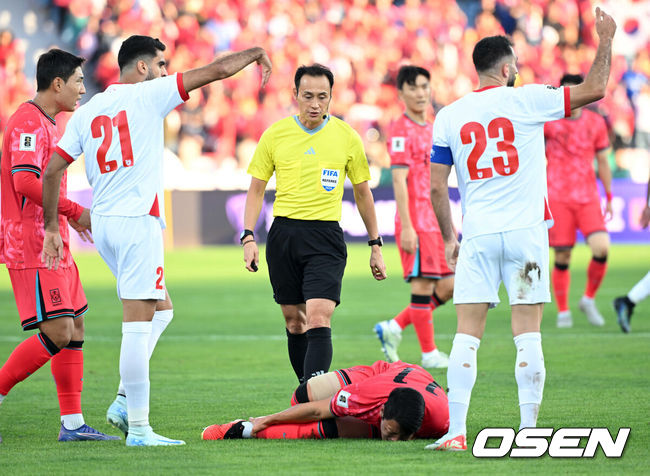 [OSEN=암만(요르단), 손용호 기자] 10일 오후(한국시간) 요르단 암만 국제경기장에서 2026 국제축구연맹(FIFA) 북중미월드컵 아시아 3차 예선 B조 3차전 한국과 요르단의 경기가 열렸다.다득점에서 앞선 요르단(1승1무, 4골)이 조 선두, 한국(1승1무, 3골)은 2위다. 한국이 조 선두를 탈환하려면 반드시 요르단을 잡아야 한다.전반 요르단 에흐산 하다드에게 반칙을 당한 한국 황희찬이 고통스러워하고 있다. 2024.10.10 /spjj@osen.co.kr