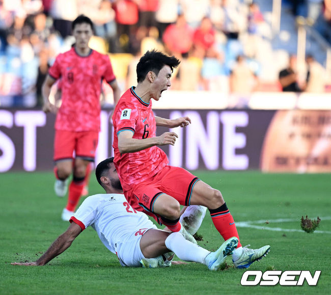 [OSEN=암만(요르단), 손용호 기자] 10일 오후(한국시간) 요르단 암만 국제경기장에서 2026 국제축구연맹(FIFA) 북중미월드컵 아시아 3차 예선 B조 3차전 한국과 요르단의 경기가 열렸다.다득점에서 앞선 요르단(1승1무, 4골)이 조 선두, 한국(1승1무, 3골)은 2위다. 한국이 조 선두를 탈환하려면 반드시 요르단을 잡아야 한다.전반 한국 황인범이 요르단의 거친 태클에 걸려 넘어지고 있다. 2024.10.10 /spjj@osen.co.kr