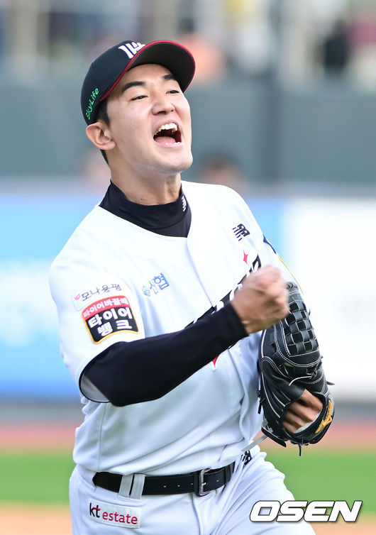 [OSEN=수원, 김성락 기자] 9일 수원KT위즈파크에서 2024 신한 SOL뱅크 KBO 포스트시즌 준플레이오프 4차전 KT 위즈와 LG 트윈스의 경기가 열렸다. 이날 KT는 엔스를, LG는 쿠에바스를 선발 투수로 내세웠다.7회초 2사 1루 KT 고영표가 LG 오스틴의 타구를 라인드라이브로 잡아낸 뒤 포효하고 있다. ksl0919@osen.co.kr