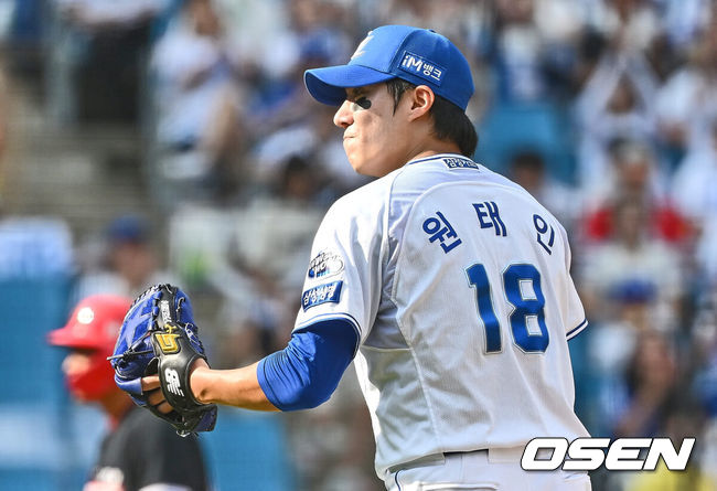 [OSEN=대구, 이석우 기자] 1일 대구삼성라이온즈파크에서 2024 신한 SOL 뱅크 KBO 리그 삼성 라이온즈와 KIA 타이거즈의 경기가 열렸다. 홈팀 삼성은 원태인이 방문팀 KIA는 스타우트가 선발 출전했다. 삼성 라이온즈 선발 투수 원태인이 6회초 2사 1,2루 KIA 타이거즈 소크라테스를 3루수 플라이로 잡고 환호하고 있다. 2024.09.01 / foto0307@osen.co.kr