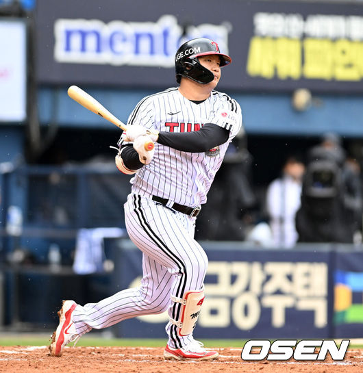 [OSEN=잠실, 이대선 기자] 6일 서울 잠실야구장에서 2024 신한 SOL뱅크 KBO 포스트시즌 준플레이오프 2차전 LG 트윈스와 KT 위즈의 경기가 열렸다.LG는 임찬규, KT는 엄상백을 선발 투수로 내세웠다.3회말 2사 2루 LG 문보경이 삼진으로 물러나고 있다. 2024.10.06 /sunday@osen.co.kr