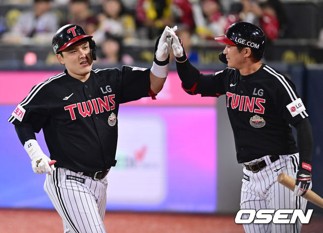 [OSEN=수원, 김성락 기자] 8일 수원KT위즈파크에서 2024 신한 SOL뱅크 KBO 포스트시즌 준플레이오프 3차전 KT 위즈와 LG 트윈스의 경기가 열렸다. 이날 KT는 벤자민을, LG는 최원태를 선발 투수로 내세웠다.2회초 1사 엘지 박동원이 선취 솔로 홈런을 날린 뒤 홈에서 오지환과 하이파이브를 하고 있다. 2024.10.08/ ksl0919@osen.co.kr