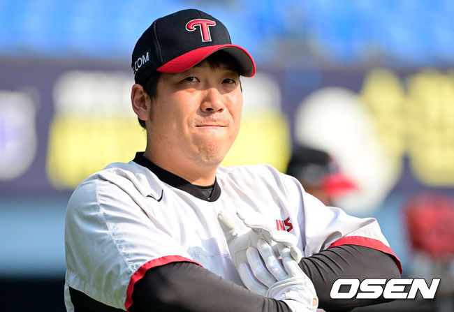 [OSEN=잠실, 조은정 기자]11일 서울 잠실야구장에서 ‘2024 신한 SOL뱅크 KBO 포스트시즌’ 준플레이오프 5차전 LG 트윈스와 KT 위즈의 경기가 열린다.LG는 임찬규, KT는 엄상백을 5차전 선발 투수로 내세운다.경기에 앞서 LG  김현수가 몸을 풀고 있다. 2024.10.11 /cej@osen.co.kr