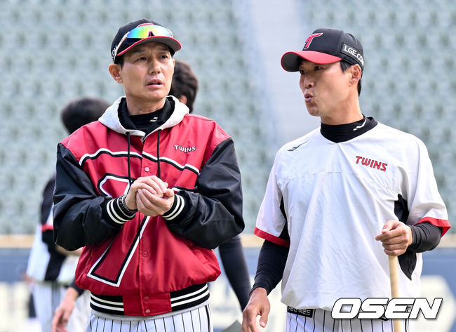 [OSEN=잠실, 조은정 기자]11일 서울 잠실야구장에서 ‘2024 신한 SOL뱅크 KBO 포스트시즌’ 준플레이오프 5차전 LG 트윈스와 KT 위즈의 경기가 열린다.LG는 임찬규, KT는 엄상백을 5차전 선발 투수로 내세운다.경기전 LG 염경엽 감독이 정수성 코치와 대화룰 나누고 있다. 2024.10.11 /