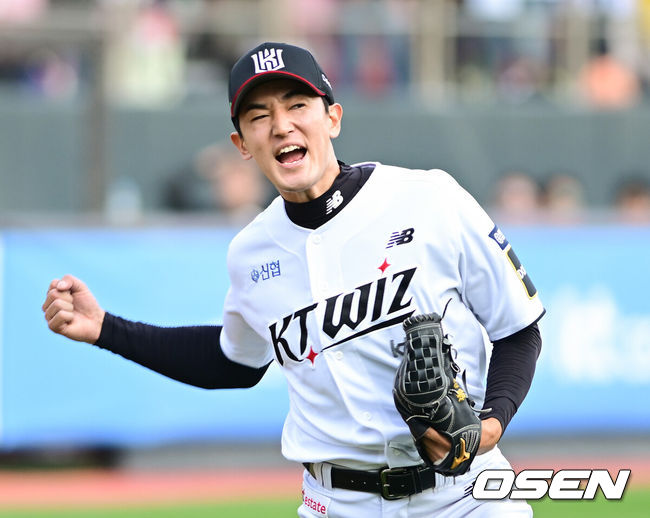 [OSEN=수원, 김성락 기자] 9일 수원KT위즈파크에서 2024 신한 SOL뱅크 KBO 포스트시즌 준플레이오프 4차전 KT 위즈와 LG 트윈스의 경기가 열렸다. 이날 KT는 엔스를, LG는 쿠에바스를 선발 투수로 내세웠다.7회초 2사 1루 KT 고영표가 LG 오스틴의 타구를 라인드라이브로 잡아낸 뒤 포효하고 있다. ksl0919@osen.co.kr