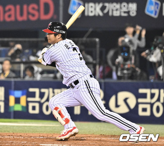 [OSEN=잠실, 조은정 기자]11일 서울 잠실야구장에서 ‘2024 신한 SOL뱅크 KBO 포스트시즌’ 준플레이오프 5차전 LG 트윈스와 KT 위즈의 경기가 열렸다.LG는 임찬규, KT는 엄상백을 5차전 선발 투수로 내세웠다.4회말 1사 LG 문보경이 중전 안타를 날리고 있다. 2024.10.11 /cej@osen.co.kr