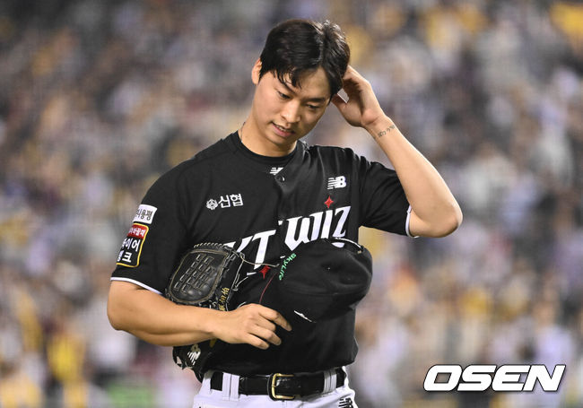 [OSEN=잠실, 조은정 기자]11일 서울 잠실야구장에서 ‘2024 신한 SOL뱅크 KBO 포스트시즌’ 준플레이오프 5차전 LG 트윈스와 KT 위즈의 경기가 열렸다.LG는 임찬규, KT는 엄상백을 5차전 선발 투수로 내세웠다.3회말 무사 1루 KT 선발 엄상백이 강판되고 있다. 2024.10.11 /cej@osen.co.kr