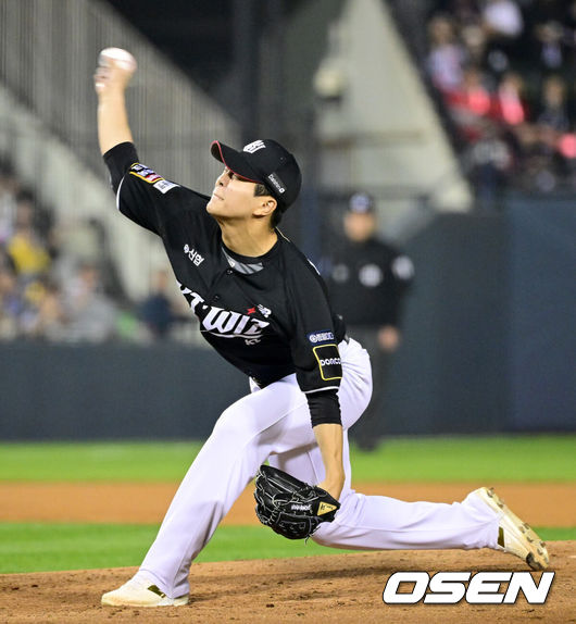 [OSEN=잠실, 최규한 기자] 11일 서울 잠실야구장에서 ‘2024 신한 SOL뱅크 KBO 포스트시즌’ 준플레이오프 5차전 LG 트윈스와 KT 위즈의 경기가 열렸다.LG는 임찬규, KT는 엄상백을 5차전 선발 투수로 내세웠다.3회말 무사 1루 상황 마운드에 오른 KT 손동현이 힘차게 공을 뿌리고 있다. 2024.10.11 / dreamer@osen.co.kr