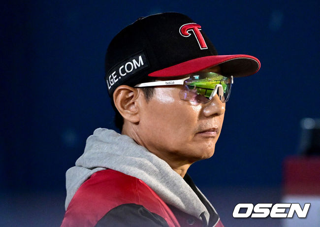 [OSEN=잠실, 최규한 기자] 11일 서울 잠실야구장에서 ‘2024 신한 SOL뱅크 KBO 포스트시즌’ 준플레이오프 5차전 LG 트윈스와 KT 위즈의 경기가 열렸다.LG는 임찬규, KT는 엄상백을 5차전 선발 투수로 내세웠다.7회말 공격 때 LG 염경엽 감독이 그라운드를 주시하고 있다. 2024.10.11 / dreamer@osen.co.kr