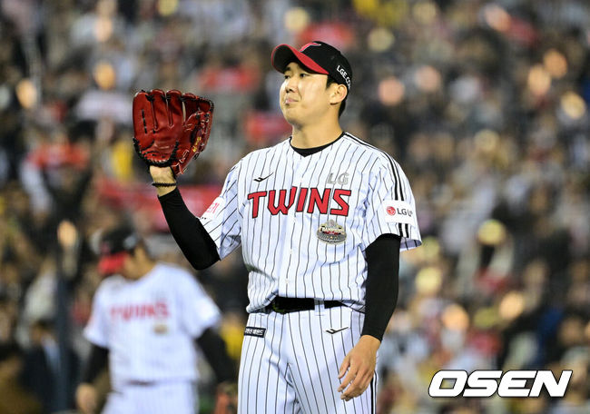 [OSEN=잠실, 최규한 기자] 11일 서울 잠실야구장에서 ‘2024 신한 SOL뱅크 KBO 포스트시즌’ 준플레이오프 5차전 LG 트윈스와 KT 위즈의 경기가 열렸다.LG는 임찬규, KT는 엄상백을 5차전 선발 투수로 내세웠다.7회초 무사 1, 2루 상황 LG 손주영이 KT 황재균에게 볼넷을 내준 뒤 아쉬워하고 있다. 2024.10.11 / dreamer@osen.co.kr