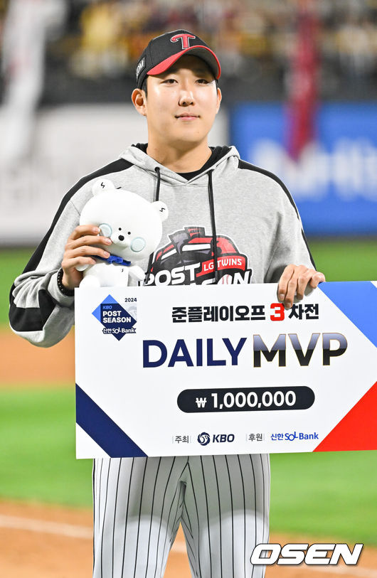 [OSEN=수원, 박준형 기자] 8일 수원KT위즈파크에서 2024 신한 SOL뱅크 KBO 포스트시즌 준플레이오프 3차전 KT 위즈와 LG 트윈스의 경기가 진행됐다.이날 KT는 벤자민을, LG는 최원태를 선발 투수로 내세웠다.경기종료 후 데일리 MVP 손주영이 시상식을 갖고 포즈를 취하고 있다. 2024.10.08/ soul1014@osen.co.kr