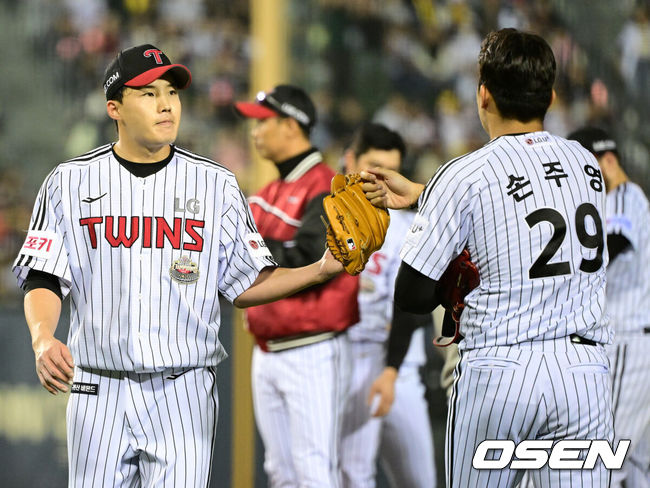 [OSEN=잠실, 최규한 기자] 11일 서울 잠실야구장에서 ‘2024 신한 SOL뱅크 KBO 포스트시즌’ 준플레이오프 5차전 LG 트윈스와 KT 위즈의 경기가 열렸다.LG는 임찬규, KT는 엄상백을 5차전 선발 투수로 내세웠다.7회초 무사 1, 2루 상황 LG 선발 임찬규가 마운드를 내려가며 등판하는 손주영과 인사를 나누고 있다. 2024.10.11 / dreamer@osen.co.kr