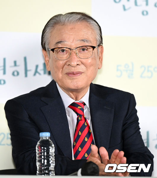 [OSEN=최규한 기자] 19일 오후 서울 용산CGV에서 영화 ‘안녕하세요’ (감독 차봉주) 언론시사회가 열렸다.배우 이순재가 참석해 인사말을 준비하고 있다. 2022.05.19 / dreamer@osen.co.kr