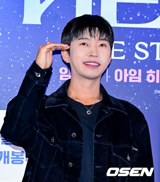 [OSEN=지형준 기자] 22일 오후 서울 CGV 용산 아이파크몰에서 영화 '임영웅 아임 히어로 더 스타디움' 언론시사회 및 무대인사가 열렸다.‘임영웅│아임 히어로 더 스타디움’은 지난 5월 약 10만 명의 영웅시대와 서울월드컵경기장을 하늘빛으로 가득 채운 임영웅의 첫 스타디움 입성기를 다룬 영화로, 공연 실황과 함께 비하인드가 그려진다.임영웅이 포토타임을 하고 있다. 2024.08.22 / jpnews@osen.co.kr