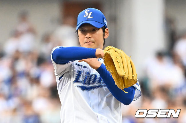 [OSEN=대구, 이석우 기자] 31일 대구삼성라이온즈파크에서 2024 신한 SOL 뱅크 KBO 리그 삼성 라이온즈와 KIA 타이거즈의 경기가 열렸다. 홈팀 삼성은 백정현이 방문팀 KIA는 황동하가 선발 출전했다. 삼성 라이온즈 선발 투수 백정현이 1회초 1사 2,3루 KIA 타이거즈 최형우에게 희생타를 맞고 1실점 한 후 아쉬워하고 있다. 2024.08.31 / foto0307@osen.co.kr