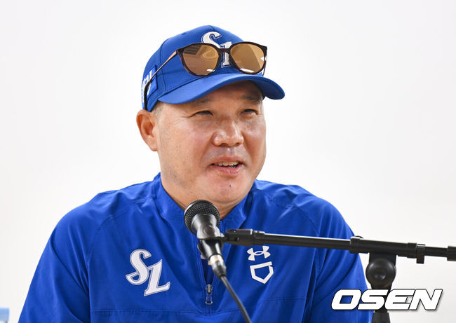 [OSEN=대구, 이석우 기자] 13일 대구 삼성라이온즈파크에서 2024 신한 SOL뱅크 KBO 포스트시즌 플레이오프 삼성 라이온즈와 LG 트윈스의 1차전 경기가 열린다. 홈팀 삼성은 레예스를 선발로, 방문팀 LG는 최원태를 선발로 투입한다.삼성 라이온즈 박진만 감독이 기자들과 인터뷰를 하고 있다. 2024.10.13 / foto0307@osen.co.kr