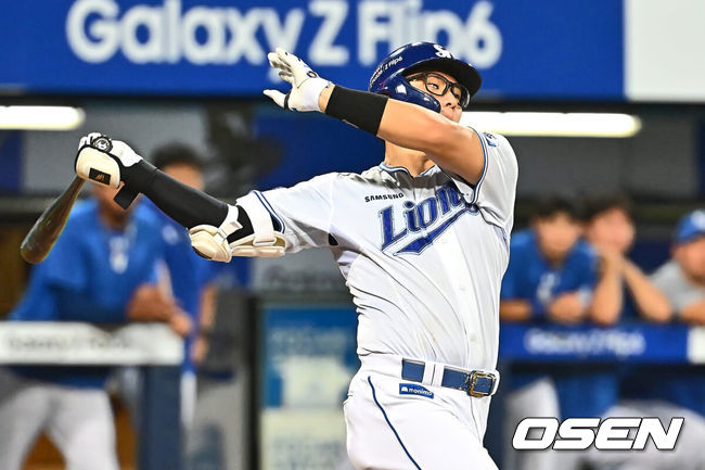 [OSEN=대구, 이석우 기자] 20일 대구삼성라이온즈파크에서 2024 신한 SOL 뱅크 KBO 리그 삼성 라이온즈와 롯데 자이언츠의 경기가 열렸다. 홈팀 삼성은 원태인이 방문팀 롯데는 이인복이 선발 출전했다. 삼성 라이온즈 윤정빈이 8회말 2사 1,2루 우익수 앞 1타점 안타를 치고 있다. 2024.07.20 / foto0307@osen.co.kr