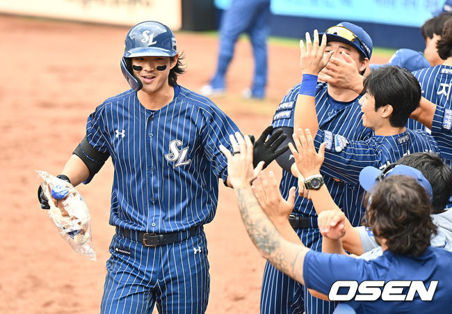 [OSEN=대구, 이석우 기자] 22일 대구삼성라이온즈파크에서 2024 신한 SOL 뱅크 KBO 리그 삼성 라이온즈와 키움 히어로즈의 경기가 열렸다. 홈팀 삼성은 원태인이 방문팀 키움은 후라도가 선발 출전했다. 삼성 라이온즈 구자욱이 3회말 2사 중월 솔로 홈런을 치고 하이파이브를 하고 있다. 2024.09.22 / foto0307@osen.co.kr