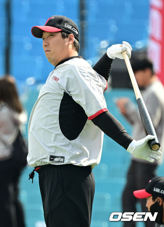 [OSEN=대구, 김성락 기자] 13일 오후 대구 삼성라이온즈파크에서 2024 신한 SOL뱅크 KBO 포스트시즌 플레이오프 1차전 삼성 라이온즈와 LG 트윈스의 경기가 열린다. 이날 삼성은 례예스를, LG는 최원태를 선발 투수로 내세운다.경기 시작에 앞서 LG 김현수가 훈련을 하고 있다. 2024.10.13 / ksl0919@osen.co.kr