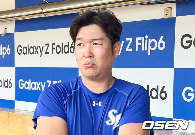 [OSEN=대구, 이석우 기자] 13일 대구 삼성라이온즈파크에서 2024 신한 SOL뱅크 KBO 포스트시즌 플레이오프 삼성 라이온즈와 LG 트윈스의 1차전 경기가 열린다. 홈팀 삼성은 레예스를 선발로, 방문팀 LG는 최원태를 선발로 투입한다.삼성 라이온즈 송은범이 기자들과 인터뷰를 하고 있다. 2024.10.13 / foto0307@osen.co.kr