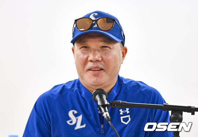 [OSEN=대구, 이석우 기자] 13일 대구 삼성라이온즈파크에서 2024 신한 SOL뱅크 KBO 포스트시즌 플레이오프 삼성 라이온즈와 LG 트윈스의 1차전 경기가 열린다. 홈팀 삼성은 레예스를 선발로, 방문팀 LG는 최원태를 선발로 투입한다.삼성 라이온즈 박진만 감독이 기자들과 인터뷰를 하고 있다. 2024.10.13 / foto0307@osen.co.kr