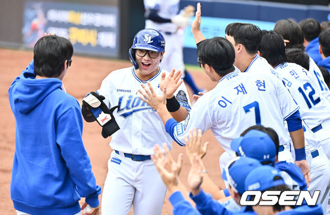 [OSEN=대구, 이석우 기자] 13일 대구 삼성라이온즈파크에서 2024 신한 SOL뱅크 KBO 포스트시즌 플레이오프 삼성 라이온즈와 LG 트윈스의 1차전 경기가 열렸다. 홈팀 삼성은 레예스를 선발로, 방문팀 LG는 최원태를 선발로 투입했다.삼성 라이온즈 윤정빈이 1회말 1사 1,3루 디아즈의 중견수 희생플라이때 득점을 올리고 하이파이브를 하고 있다. 2024.10.13 / foto0307@osen.co.kr