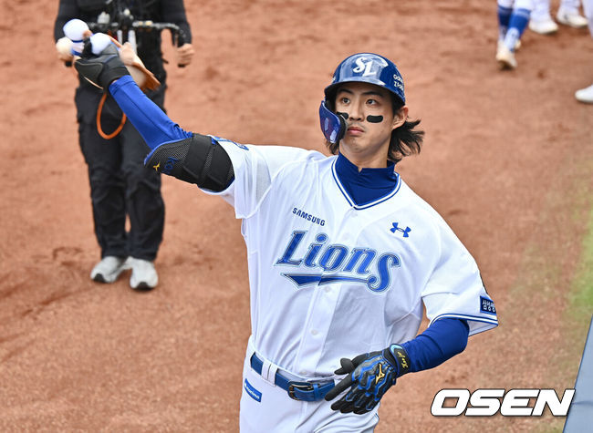 [OSEN=대구, 이석우 기자] 13일 대구 삼성라이온즈파크에서 2024 신한 SOL뱅크 KBO 포스트시즌 플레이오프 삼성 라이온즈와 LG 트윈스의 1차전 경기가 열렸다. 홈팀 삼성은 레예스를 선발로, 방문팀 LG는 최원태를 선발로 투입했다.삼성 라이온즈 구자욱이 3회말 무사 1,3루 우중월 3점 홈런을 치고 팬들에게 인형을 던져주고 있다. 2024.10.13 / foto0307@osen.co.kr