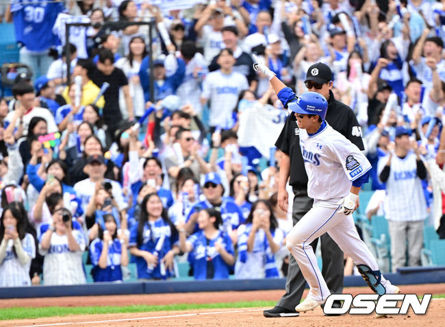 [OSEN=대구, 김성락 기자] 13일 오후 대구 삼성라이온즈파크에서 2024 신한 SOL뱅크 KBO 포스트시즌 플레이오프 1차전 삼성 라이온즈와 LG 트윈스의 경기가 열렸다. 이날 삼성은 례예스를, LG는 최원태를 선발 투수로 내세웠다.4회말 삼성 선두타자 김영웅이 솔로 홈런을 날린 뒤 그라운드를 돌고 있다. 2024.10.13 / ksl0919@osen.co.kr