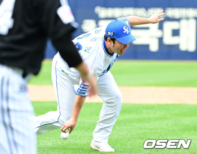 [OSEN=대구, 김성락 기자] 13일 오후 대구 삼성라이온즈파크에서 2024 신한 SOL뱅크 KBO 포스트시즌 플레이오프 1차전 삼성 라이온즈와 LG 트윈스의 경기가 열렸다. 이날 삼성은 례예스를, LG는 최원태를 선발 투수로 내세웠다.7회초 2사 1, 2루 LG 문성주의 투수 앞 내야안타 때 삼성 투수 송은범이 타구를 잡지 못하고 송구를 시도하고 있다. 2024.10.13 / ksl0919@osen.co.kr